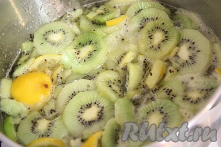 Как только наше варенье закипит, снять кастрюльку с огня, закрыть крышкой и оставить на ночь, до полного остывания.