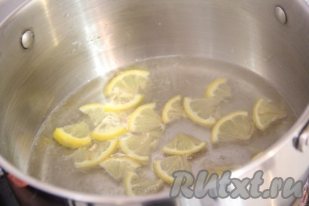 Варить сахарный сироп на медленном огне в течение 10 минут.