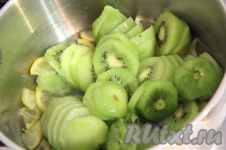 Затем добавить в кастрюльку кружочки киви.
