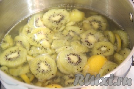 Затем поставить кастрюльку на огонь, довести варенье до кипения и варить на медленном огне в течение 10 минут. Убрать корочки от 1/2 лимона, из которого выдавливали сок. Готовое варенье из киви разлить по чистым баночкам и закрыть крышками. Из этого количества продуктов у меня получилось 2 баночки по 300 грамм.
