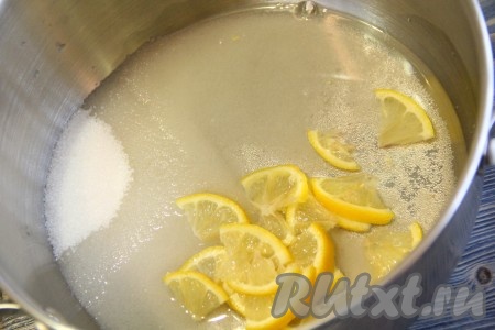 Затем влить в кастрюльку воду и поставить на огонь. 