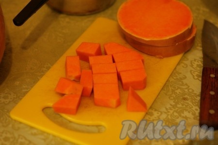 Тыкву очистить. Мякоть тыквы нарезать на небольшие кусочки.