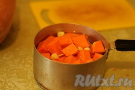 Отварить тыкву в воде вместе с чесноком и солью в течение 20 минут.