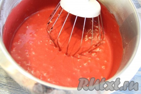 В конце замеса добавить красный краситель, тщательно перемешать миксером. Тесто получится не густым, можно сказать, льющимся.