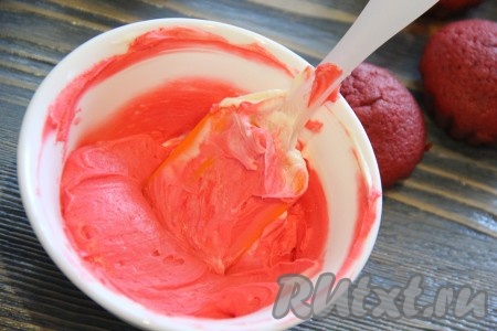 Разделить крем-чиз на две части. В одну часть крема добавить красный краситель и тщательно перемешать.