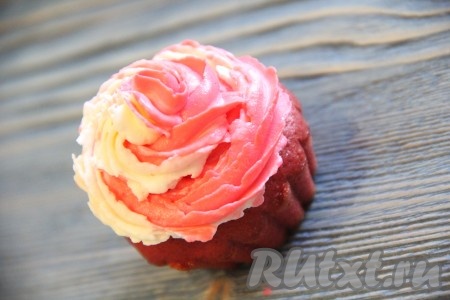 Отсадить крем через фигурную насадку на остывшие кексы.