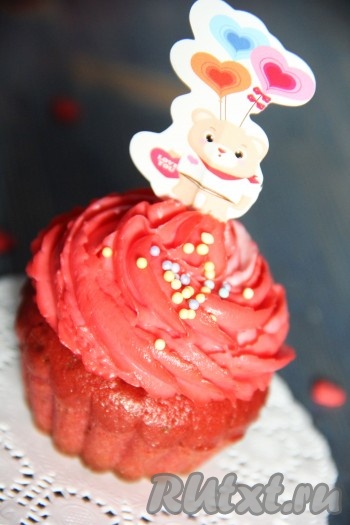 Верх крема можно посыпать цветной посыпкой или украсить любым декором. Вот такие вкусные и нарядные капкейки "Красный бархат" с крем-чизом у меня получились. Красивых вам моментов!