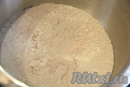 Перемешать смесь муки и какао столовой ложкой.