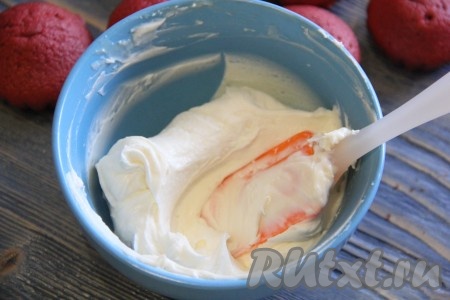 Перемешать сыр и сгущёнку до однородного состояния силиконовой лопаткой (или столовой ложкой).