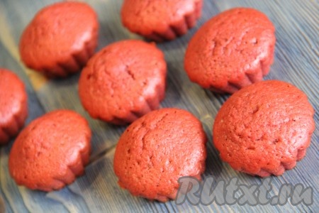 Поставить формы с тестом в разогретую духовку и выпекать кексы "Красный бархат" при температуре 180-200 градусов минут 25. Готовность проверить сухой зубочисткой (просто проколите кекс сверху, если зубочистка останется сухой, значит выпечка полностью готова). Достать готовые кексы из духовки, хорошо остудить. Их можно подать к столу и в таком виде, а я предлагаю сделать из них капкейки, украсив крем-чизом.