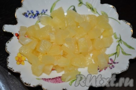 Ананасы нарезать маленькими кусочками.

