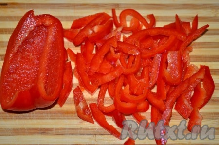 Перец очистить от семян, нарезать тонкой соломкой.
