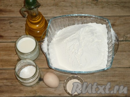 Подготовить продукты для замешивания дрожжевого теста для чесночных булочек.