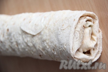  Сформированный рулет из лаваша с творожным сыром и курицей завернуть в фольгу (или в&nbsp; пергаментную бумагу) и убрать в холодильник на 1-2 часа.&nbsp;