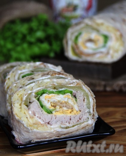 Нежный, вкусный, пикантный закусочный рулет из лаваша с творожным сыром и курицей готов, нарезать его на кусочки и подать к столу.