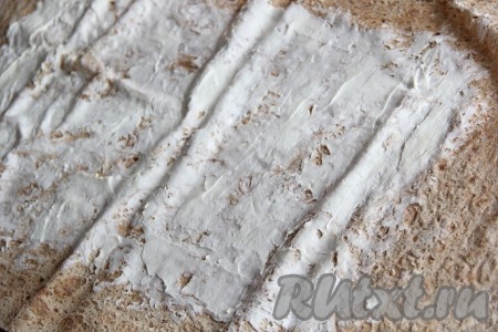 Куриное филе отварить  в течение 25 минут с момента закипания подсоленной воды, затем достать и полностью остудить. Листья салата вымыть и обсушить. Яйца отварить в течение 10 минут после закипания воды, а затем полностью их остудить и очистить. Лаваш смазать творожным сыром, отступая от двух длинных и одной короткой стороны лаваша по 1-1,5 сантиметра. От второй короткой стороны лаваша нужно отступить сантиметров 10 - эта чистая часть лаваша нужна будет для того, чтобы лучше формировался рулет.