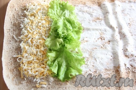 Затем разложить полоской листья салата.
