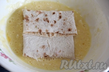 Обмакнуть со всех сторон конвертик из лаваша в кляр.
