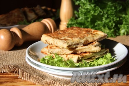 Подать жареный лаваш с начинкой из крабовых палочек на стол с пылу с жару. Кстати, и в холодном виде эта закуска тоже вкусна. Вот такие аппетитные конвертики получились у меня.
