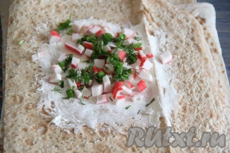 Посыпать крабовые палочки нарезанной зеленью.