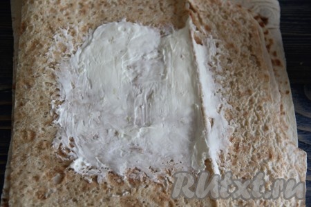 Нарезать лаваш на квадратики. Размер конвертиков выбирайте сами. Смазать середину лаваша смесью сыра и чеснока. 