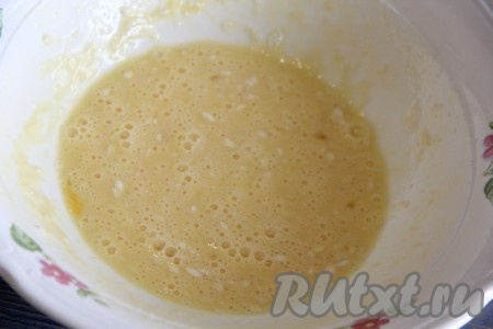 Перемешать яйцо с мукой и солью с помощью венчика или вилки.