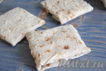 Завернуть лаваш с начинкой в виде конвертика.