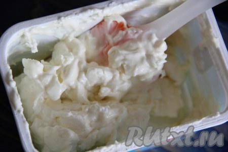 Чеснок очистить и пропустить через пресс. Соединить чеснок с сыром и перемешать. 