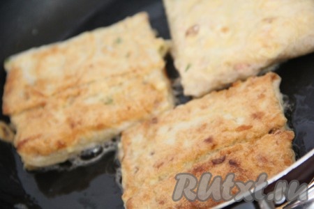 Обжарить с двух сторон до золотистой корочки.
