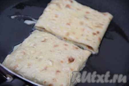 Сковороду поставить на огонь и добавить растительное масло. Выложить конвертики в сковороду швом вниз.
