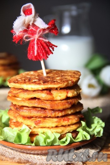 Вкусные, нежные оладьи, приготовленные из пшённой каши, сваренной на воде, к столу лучше подавать горячими, дополнив сметаной или растопленным сливочным маслом. Нам очень понравились такие оладушки, советую и вам попробовать!