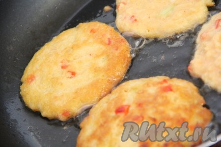  Жарить пшённые оладьи с двух сторон до золотистой корочки, затем переложить на тарелку. Постепенно пожарить все оладушки.