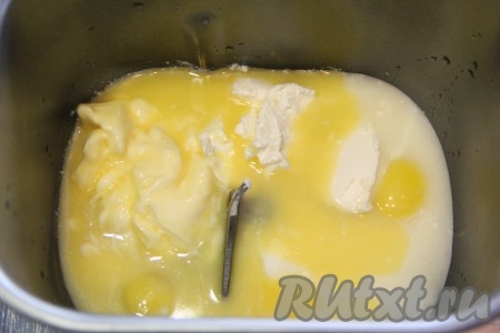 Тесто для синнабонов можно замесить и вручную, и с помощью хлебопечки. Если будете, как и я, замешивать тесто в хлебопечке, тогда нужно влить в ведёрко хлебопечки тёплое молоко (температура молока должна быть не выше 40 градусов, иначе дрожжи погибнут), добавить яйца, всыпать сахар. Сливочное масло растопить, дать ему немного остыть и влить в ведёрко.