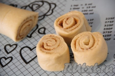 Разрезать рулет на 17-18 частей.