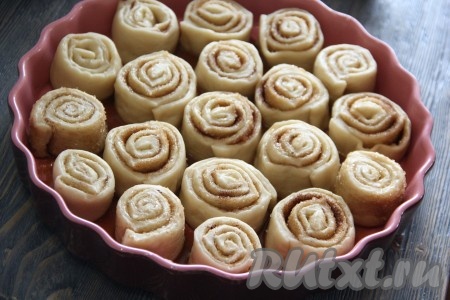  Выложить булочки в форму.