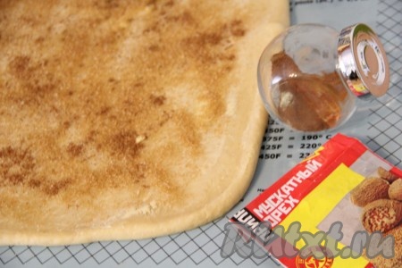 Для приготовления начинки соединить корицу и сахар, посыпать этой смесью смазанный маслом пласт теста. При желании можно посыпать тесто ещё мускатным орехом.