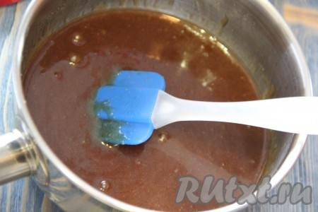 Для приготовления карамели нужно в сотейник выложить сахар, сливочное масло комнатной температуры и корицу, поставить на средний огонь и прогреть смесь, помешивая, до полного растворения сахара и масла. Снять с огня, дать немного остыть.