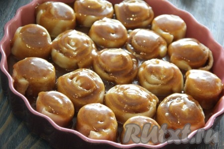 Затем полить булочки сверху карамелью.