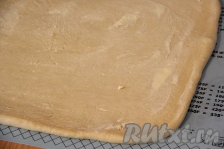 Сливочным маслом комнатной температуры смазать пласт теста.