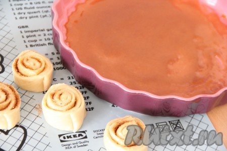 В форму для выпечки вылить немного карамели.