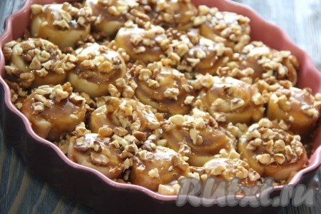 По желанию, синнабоны с карамелью присыпать сверху дроблёными орехами. Оставить форму с булочками на 35-45 минут в тёплом месте. Затем поставить в разогретую духовку и выпекать при температуре 200 градусов минут 35-45.