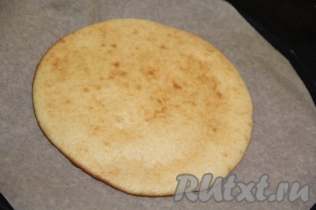  Поставить противень с тестом в разогретую духовку и выпекать при температуре 180 градусов примерно 5-7 минут. Коржи пекутся очень быстро, так что будьте на чеку!