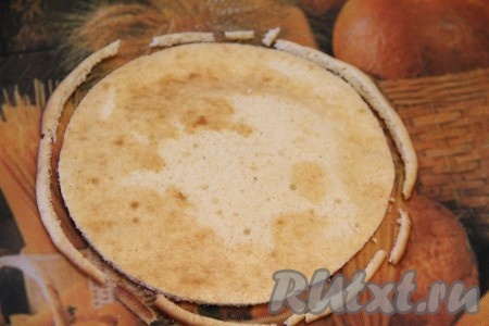 Готовый корж переложить на стол и сразу, пока он горячий, подровнять края (я для этого поверх горячего коржа прикладываю тарелку нужно диаметра, а затем отрезаю неровные края ножом).