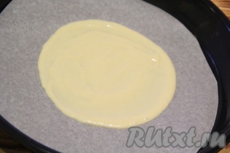  Противень застелить пергаментом. Выложить 2-3 столовых ложки теста и сформировать круглый корж (я сформировала корж диаметром 18 сантиметров).&nbsp;