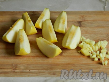 В небольшую кастрюльку положить корицу, влить 500 миллилитров холодной воды, поставить на огонь, дать воде закипеть. Корень имбиря очистить, вымыть и мелко нарезать. Яблоки вымыть, нарезать дольками, удалив сердцевину.