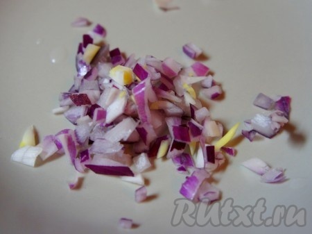 Лук очистить и мелко нарезать.