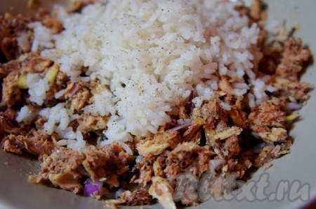 Рис отварить до готовности, немного остудить, добавить к консервированной сайре и луку, салат посолить, поперчить и перемешать.