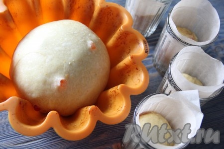 Подошедшее тесто обмять, разложить по формам для выпечки и оставить на 1 час в тёплом месте.
