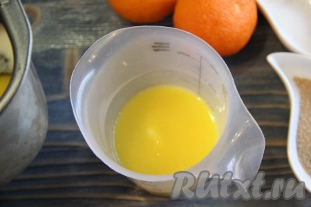 Растопить и слегка остудить сливочное масло. Мандарины хорошо вымыть и снять с них цедру.