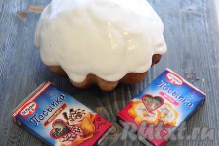 Покрыть куличи глазурью.
